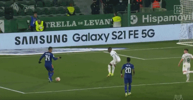 美女解说Kitty晒动态：在Hanssama家里，Hanssama却沉迷游戏